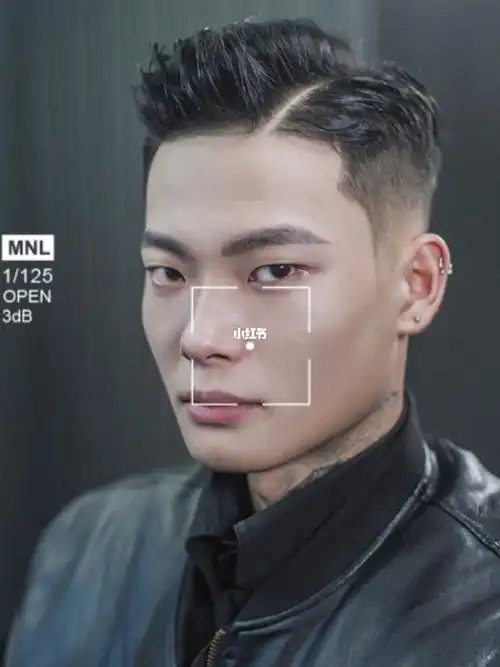 20岁小伙不喜欢锅盖头,剪了一款三七分背头发型,帅到没法说,男生三七