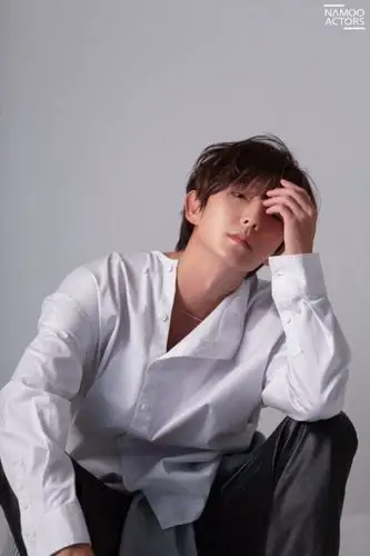 韩国艺人李准基未公开杂志写真侧颜回眸帅气