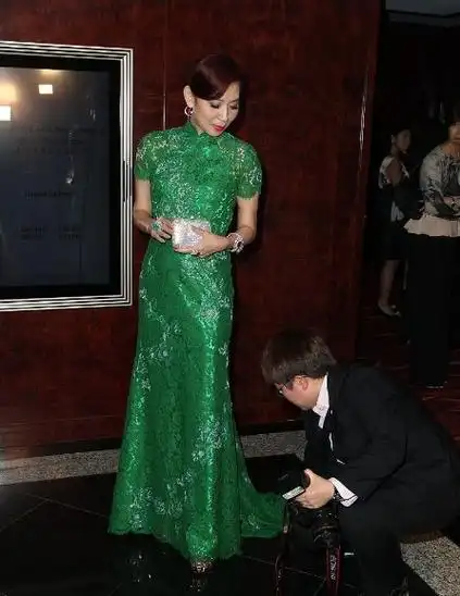 邝美云不愧是港姐出身57岁还能穿紧身旗袍蕾丝透视风韵犹存