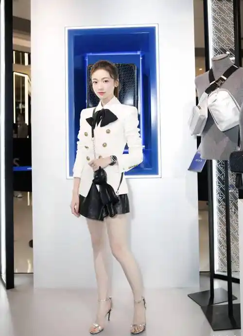 "魏璎珞"更新动态,细格纹西装当裙子穿,吴谨言大方秀出好身材_黑色