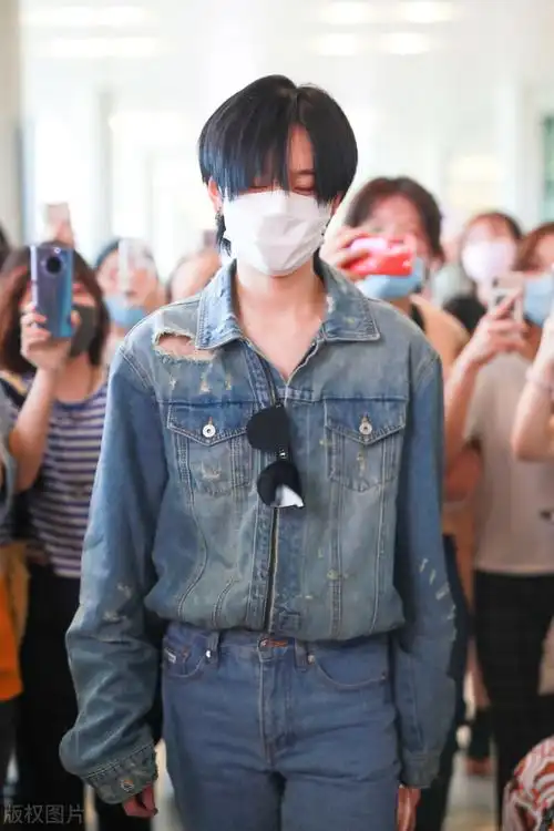 想要走中性风路线的女生,不妨看看刘雨昕陆柯燃的穿搭,又a又飒