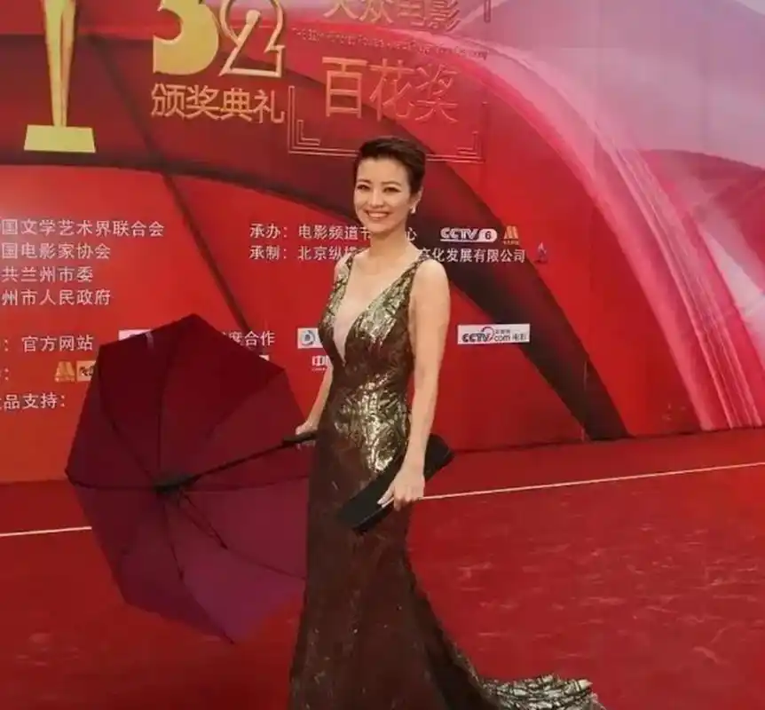 撒贝宁的前妻,无论是身材还是脸蛋,都是非常完美的类型,真的是明艳又