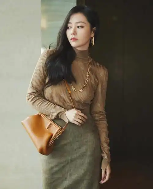 张靓颖惊艳亮相,一袭"酒杯裙"展现完美身姿