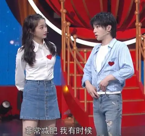 华晨宇和关晓彤聊天谁注意他手放的位置忘了在录节目