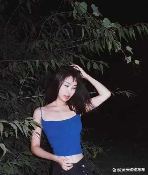 李菲儿是一位备受瞩目的年轻女演员,以其出众的外貌与出色的演技在