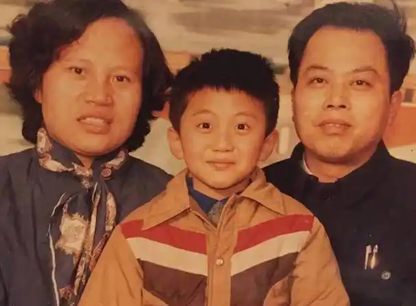 曾经年轻英俊的邓超在走向油腻大叔的路上一去不返