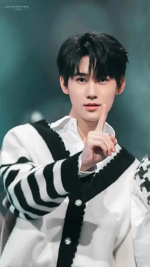 原创音乐人张真源,唱跳俱佳全能偶像,夏日少年,热血青春,非你莫属.