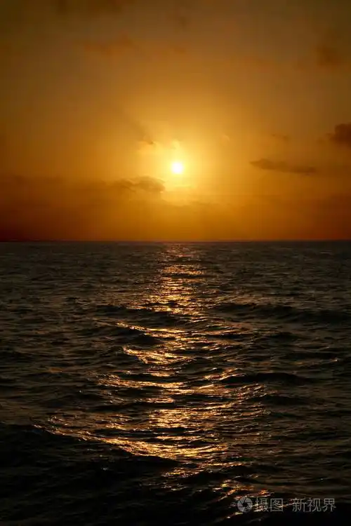 美丽的橙色加勒比海日落从哈瓦那海岸古巴