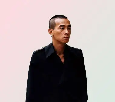 求把这张图的陈小春单独隔出来 我拿来做图像. 把背景换下最好了._百