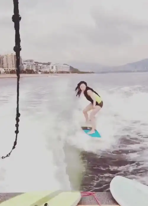 41岁张柏芝泳装冲浪秀好身材,皮肤白皙长腿吸睛,胳膊线条超明显