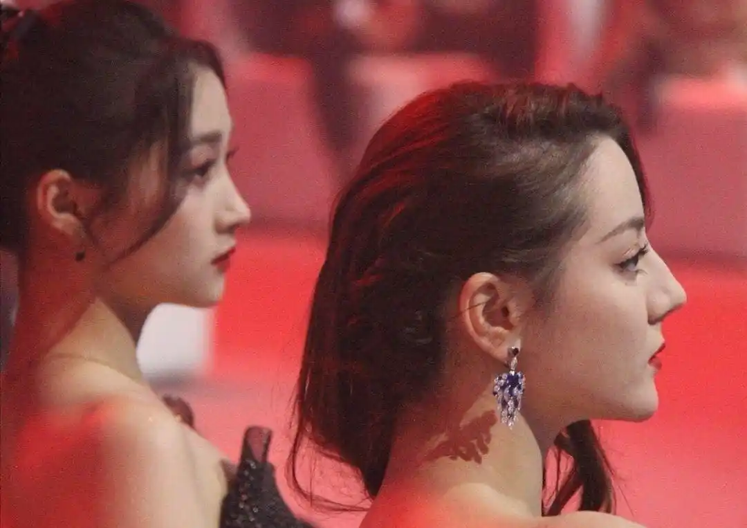 迪丽热巴和关晓彤好有缘,两人同框比美,又搭档相同的男主