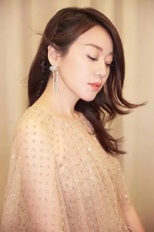 俩人因戏生情,此时的闫妮比王玮大九岁,起初闫妮并没看好这个比自己小