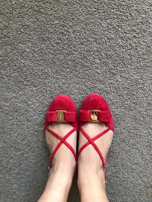 少女心炸裂的菲拉格慕飞甩鸡毛红色麂皮凉鞋一改大妈风 这双不是