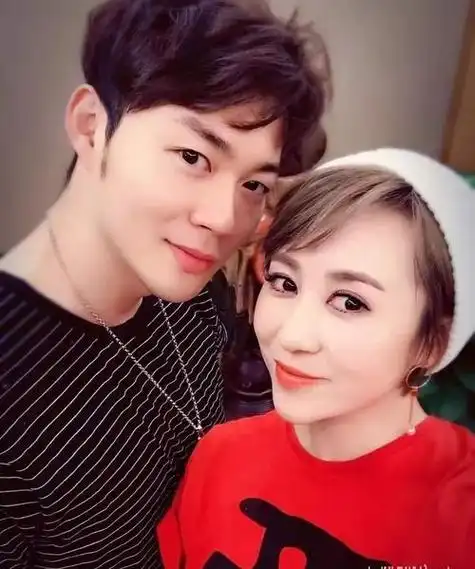 诞节前一天,朱桢和演员王阳不约而同地宣布得子的喜讯.