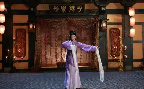 一次,李延年陪着汉武帝跳舞,顺带唱了一首《北方有佳人》.