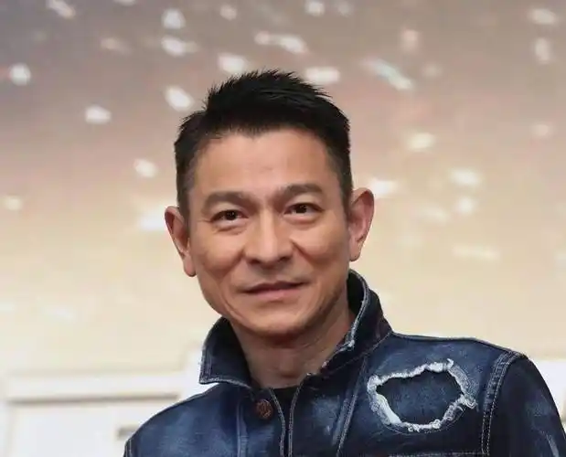 59岁的刘德华容貌大变,镜头拉近,他的眼眶湿润了,网友:他真的老了