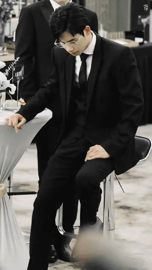 胡先煦 x 林臻东    76 截修  西装冷脸    胡先煦超话9415#胡