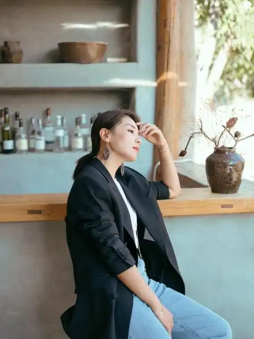 "老板娘"刘涛新造型曝光,西装 牛仔裤休闲时髦,侧颜杀太惊艳