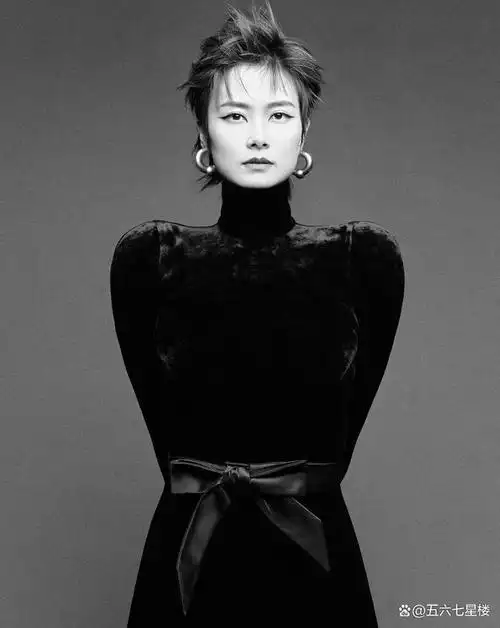 10月17日,李宇春的最新大片震撼发布,这组照片以简洁的黑白色调为主