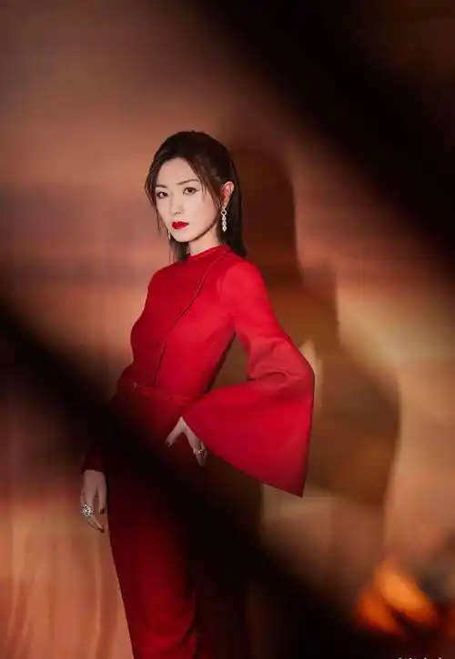 相比白色的清纯,大红色美的惊艳夺目,特别是对于万茜这样一个自带气场