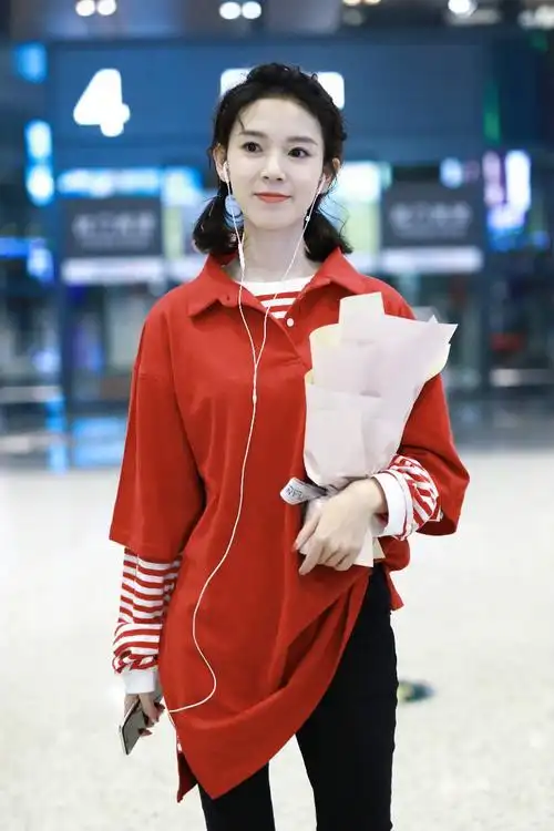 陈瑶穿红t恤搭配黑色紧身裤现身机场面带微笑,扎双马尾辫好可爱