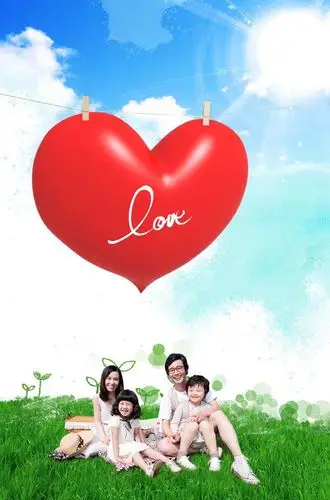爱心下的幸福家庭psd素材