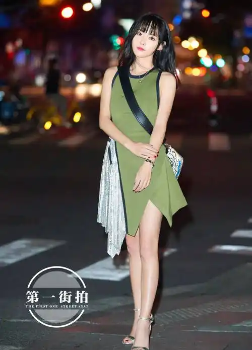 女神的街拍照片,白色衬衫外搭灰色西装,牛仔短裤搭配红色高跟凉鞋