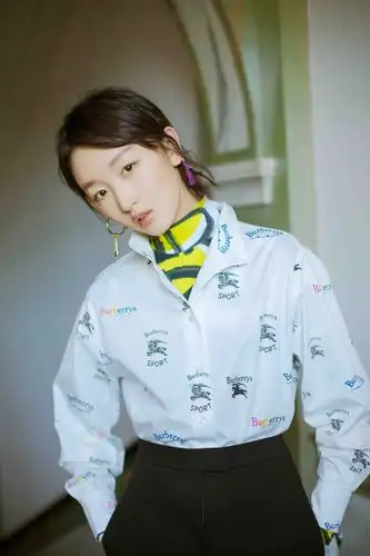 周冬雨新代言广告片曝光 时尚品味进阶成"穿衣标杆"