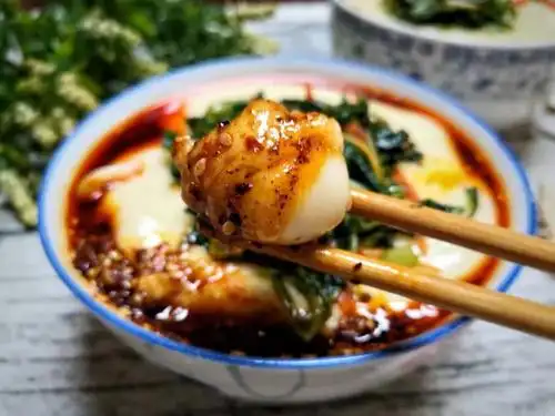 自己做搅团不劲道,照这个方法做,能上酒店餐桌,香辣酸爽,解馋