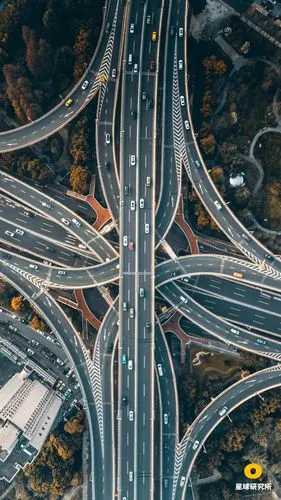 虹桥枢纽内含除轮渡外各种交通方式,甚至预留了磁悬浮入口,摄影师