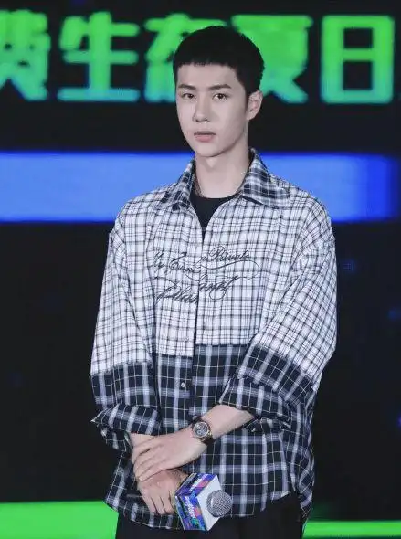 "撕漫男"王一博时尚感好强,"索隆"发型配运动风穿搭,真养眼