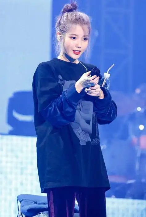 iu最近又迷上蓝色头发,出入机场被抓拍,百变穿搭吸睛又可爱