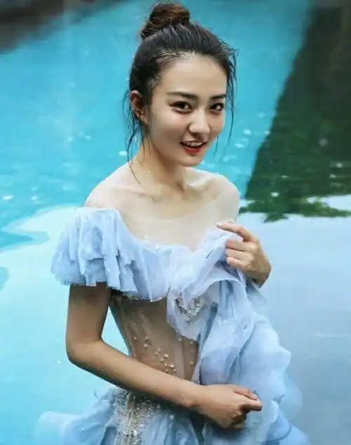 她14岁出道,颜值比关晓彤还胜一筹,因被与他捆绑过,现过成这样