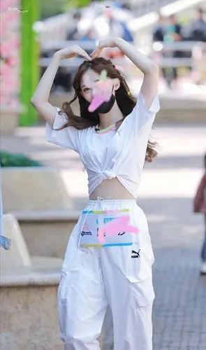 创造营2020的新训练服,看上去是短款哦. 来自国产剧研究中心 - 微博