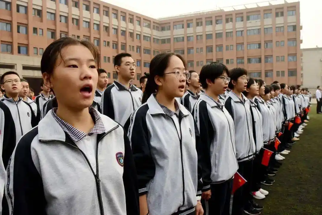 热血传递石家庄二中西校区参加二中教育集团传递大国旗活动为祖国庆生