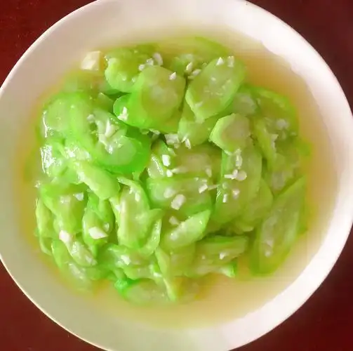 脑美:丝瓜中维生素c含量较高,每100克含8毫克,可用于抗坏血病,预防