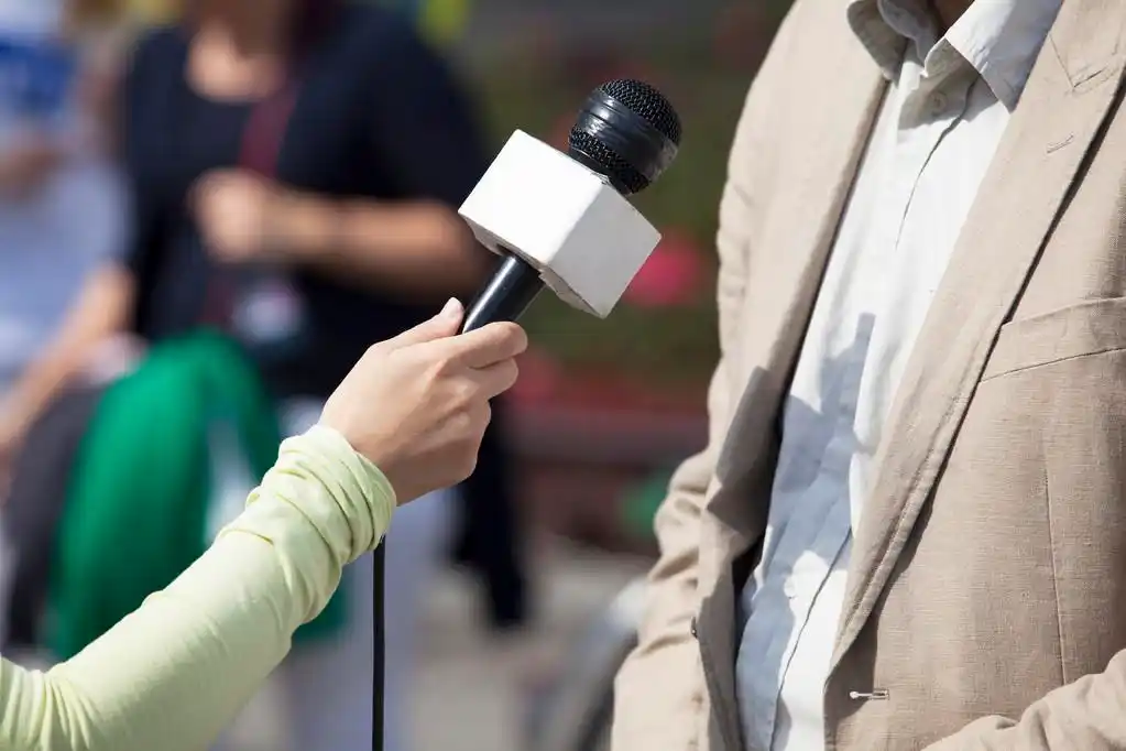 媒体采访,一位记者正在采访带麦克风