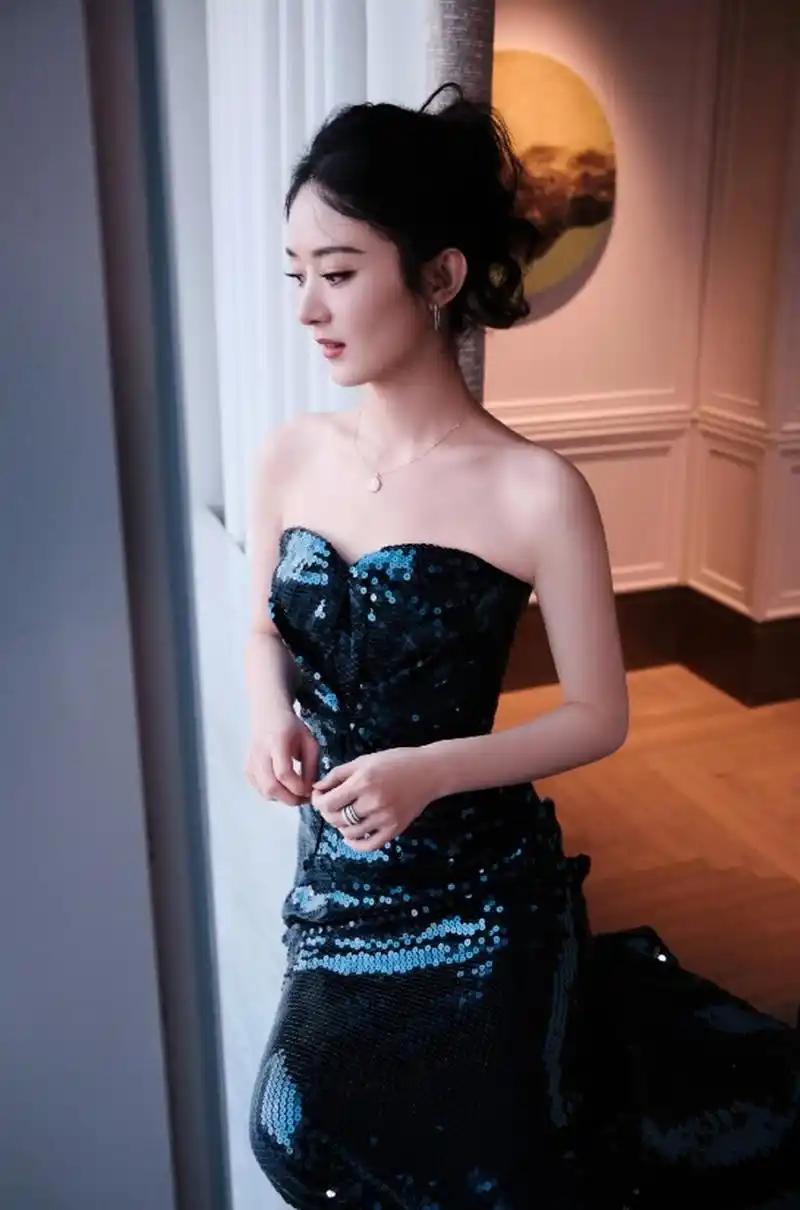 甜美靓丽,温柔似水的#赵丽颖# 身穿黑色抹胸礼裙,尽显曼妙身姿,婀娜