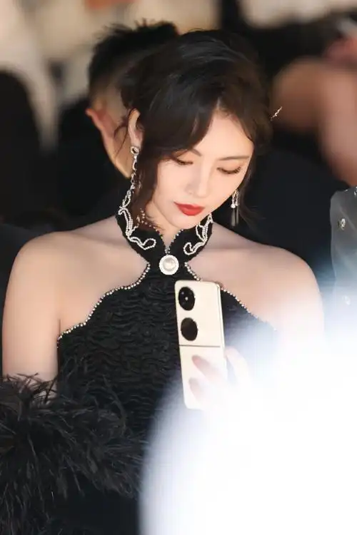 许佳琪超话02@许佳琪kiki    #hello时装周#  第二站:@lefame  复古