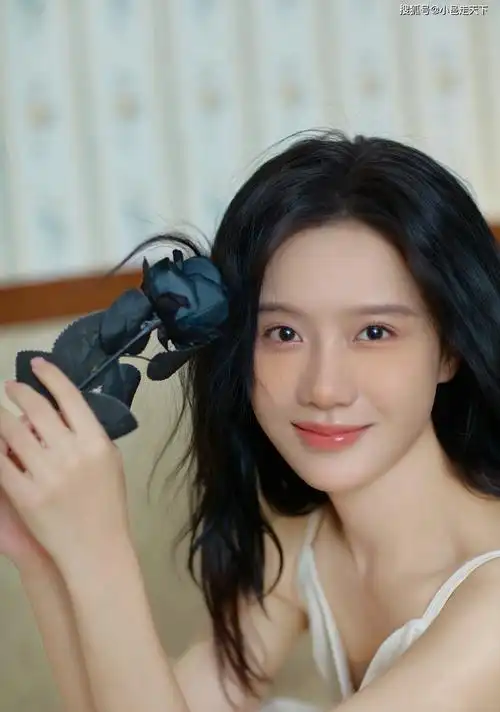 陈意涵披肩散发青春活力写真