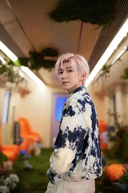 王源新歌下个路口花絮照##王源蓝白扎染外套