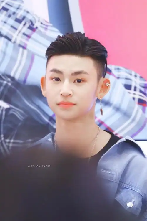 小鬼王琳凯成都品牌活动饭拍今日份一身牛仔外套大背头清爽帅气的