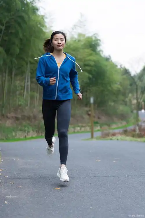 随着生活节奏的不断加快,越来越多的人开始将跑步作为一种健身方式,来