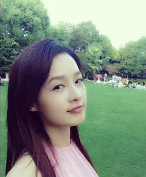 原创晒晒李沁在生活中的家茶几上铺满了零食都30岁了还像小孩子