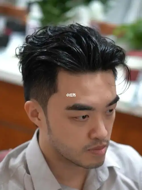 男士背头纹理烫发自然打理 超级简单的一款 男人味发型#深圳蓝调男士