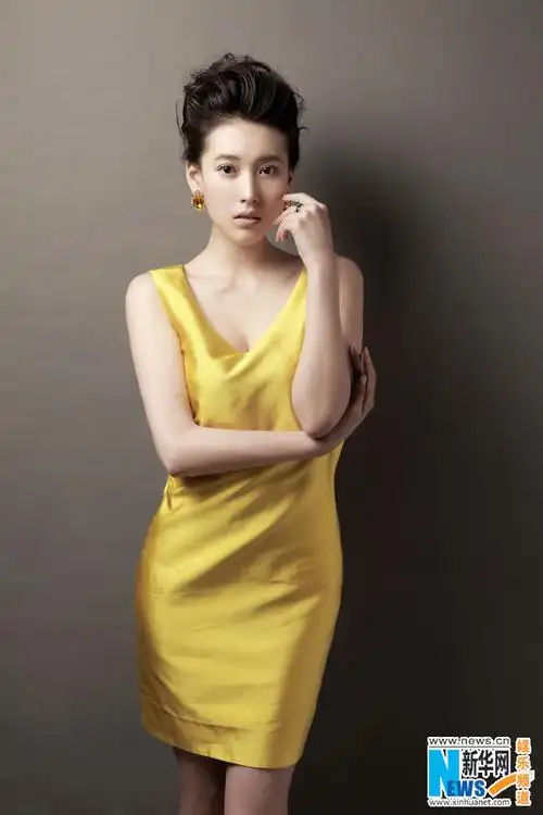 宁丹琳登封面冷艳卖萌两不误 宛若盛开的百合花