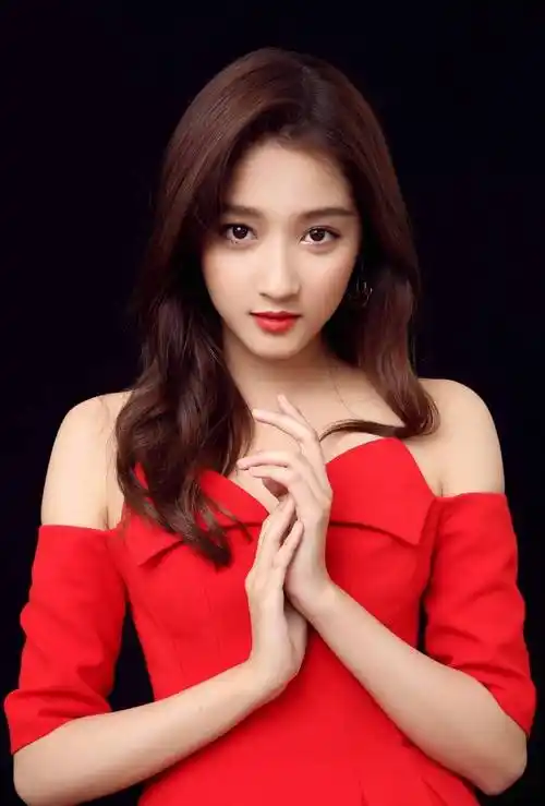 关晓彤最新营业照曝光,真的瘦了很多,95后小花还有她的位置吗_网友