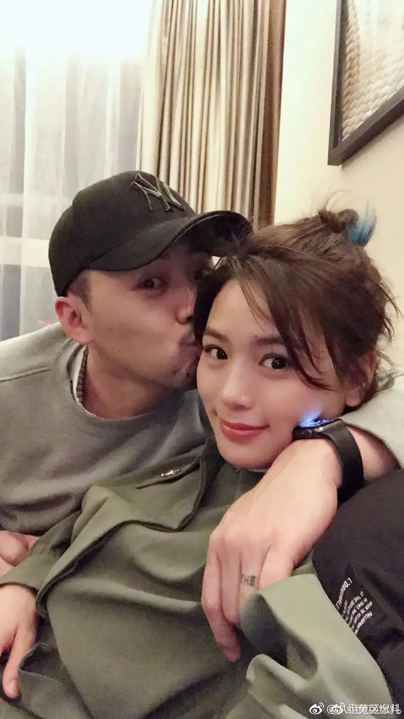 黄英晒与老公曹帅亲吻也太恩爱了吧!