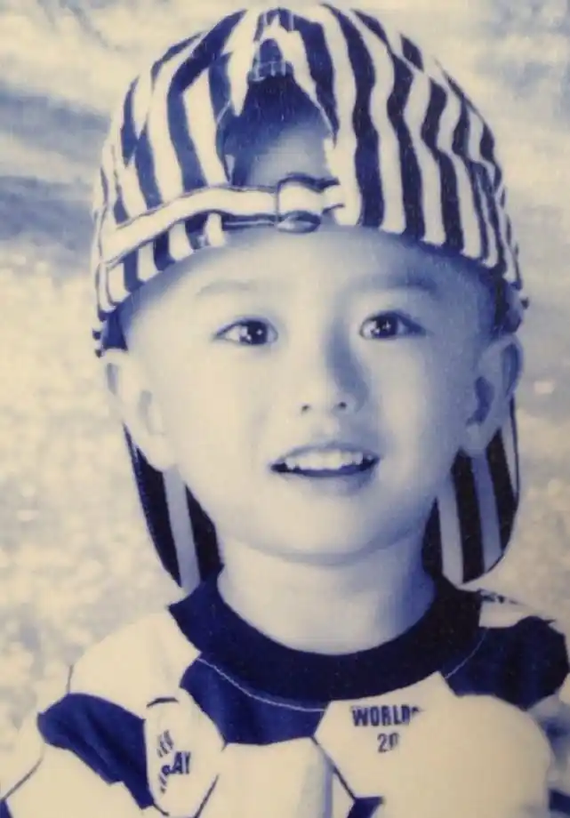 原创蔡徐坤小时候照片与现在对比,之前被喷整容,看完全等比例长大