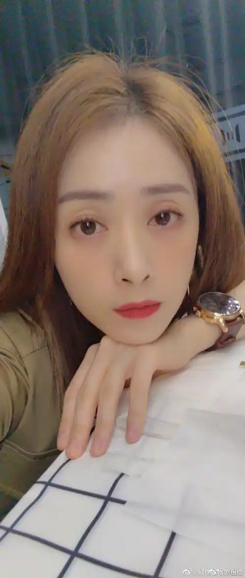 蒋欣晒18宫格自拍照##蒋欣说终于凑齐了